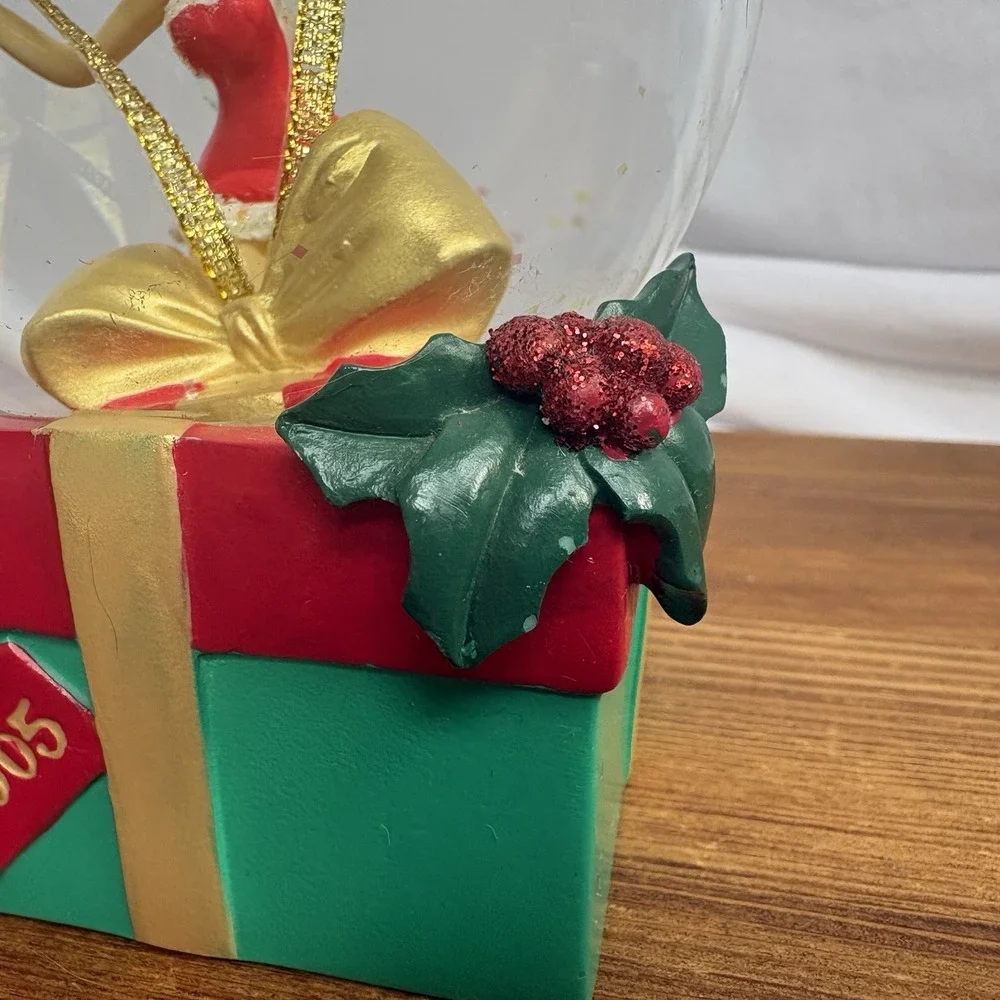 Disney Store Tinker Bell 2005 Christmas Santa Snow Globe Water Globe